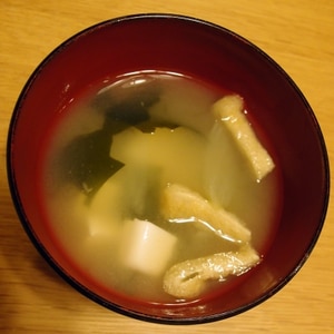 玉ねぎと豆腐と油揚げとわかめのお味噌汁